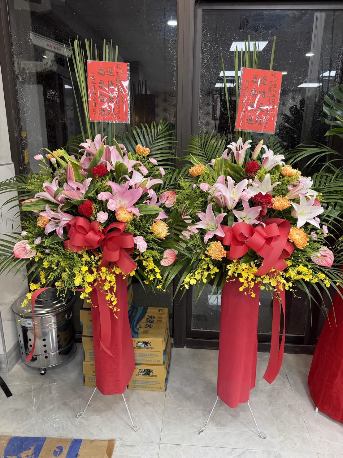 競選總部成立花籃送達照,展示入口兩側成對擺放的祝賀花禮